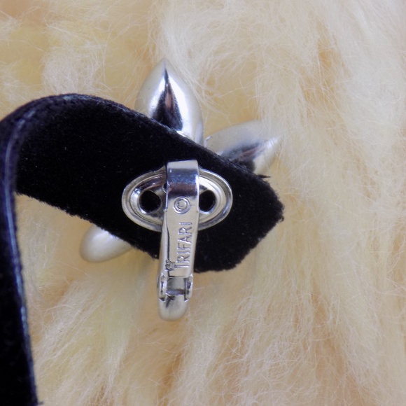 VINTAGE CROWN TRIFARI SILVER TONE FLOWER EARRINGS - Picture 5 of 6